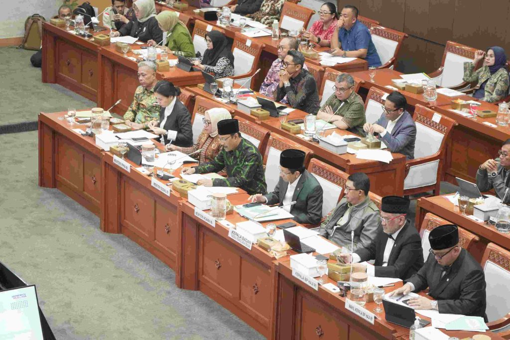 Raker dengan DPR, Gus Ipul Paparkan Strategi Bansos Tepat Sasaran dan Sekolah Rakyat